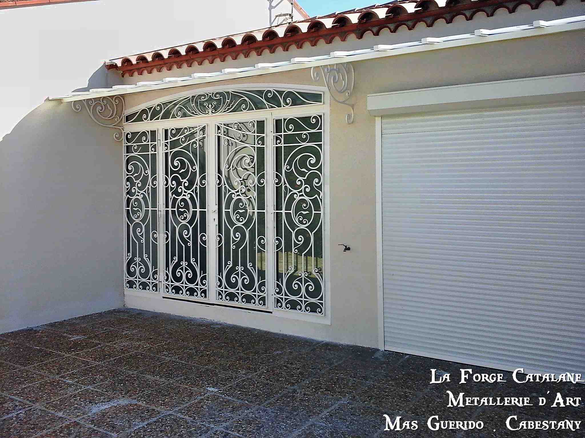 grille de protection articulee motif haussmannien forge catalane.jpg